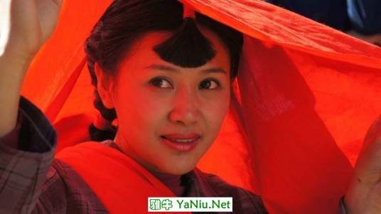 系红裤带的女人