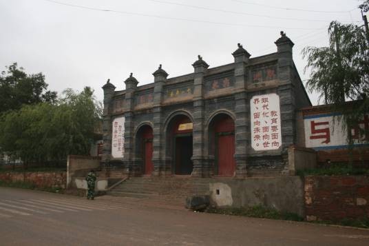 临潭一中大门