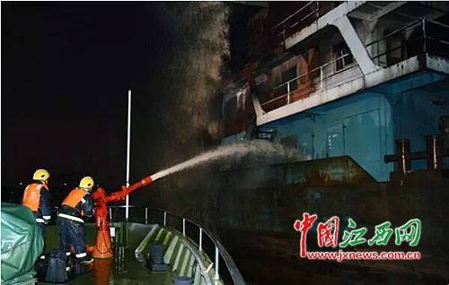 1·12九江长江大桥7500吨货船大火事件