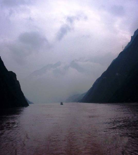 巫山云雨（长江三峡巫峡段自然景观）