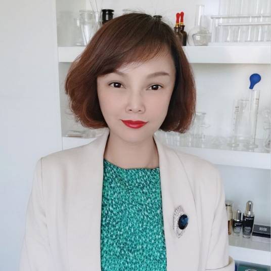 欧阳(化妆品配方师、护肤品科普类美妆博主)