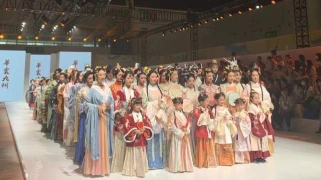 成都萤火虫漫展汉服秀被临时取消,官方是如何回应此事的?