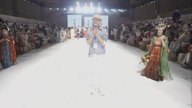 成都萤火虫漫展汉服秀被临时取消,官方是如何回应此事的?