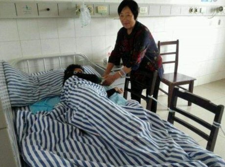 妻子陪护丈夫住院,在丈夫病床上独自酣睡,丈夫评价妻子心大,怎么理解?