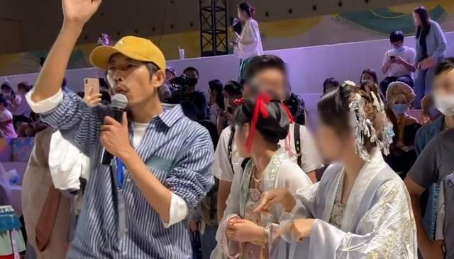 成都萤火虫漫展汉服秀被临时取消,官方是如何回应此事的?