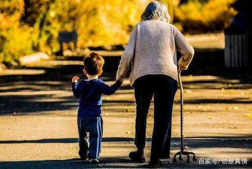 沪一2岁女童从5楼高坠落地，事发时孩子的家属在做什么？