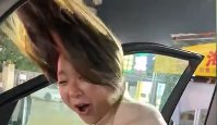 逗乐网友!台风木兰登陆,女子被吹成赛亚人,这一幕遭到了网友怎样的调侃?
