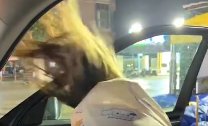 逗乐网友!台风木兰登陆,女子被吹成赛亚人,这一幕遭到了网友怎样的调侃?