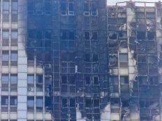 失火的大连地标留下黑色伤疤,你觉得因此受影响的住户向谁索赔呢?