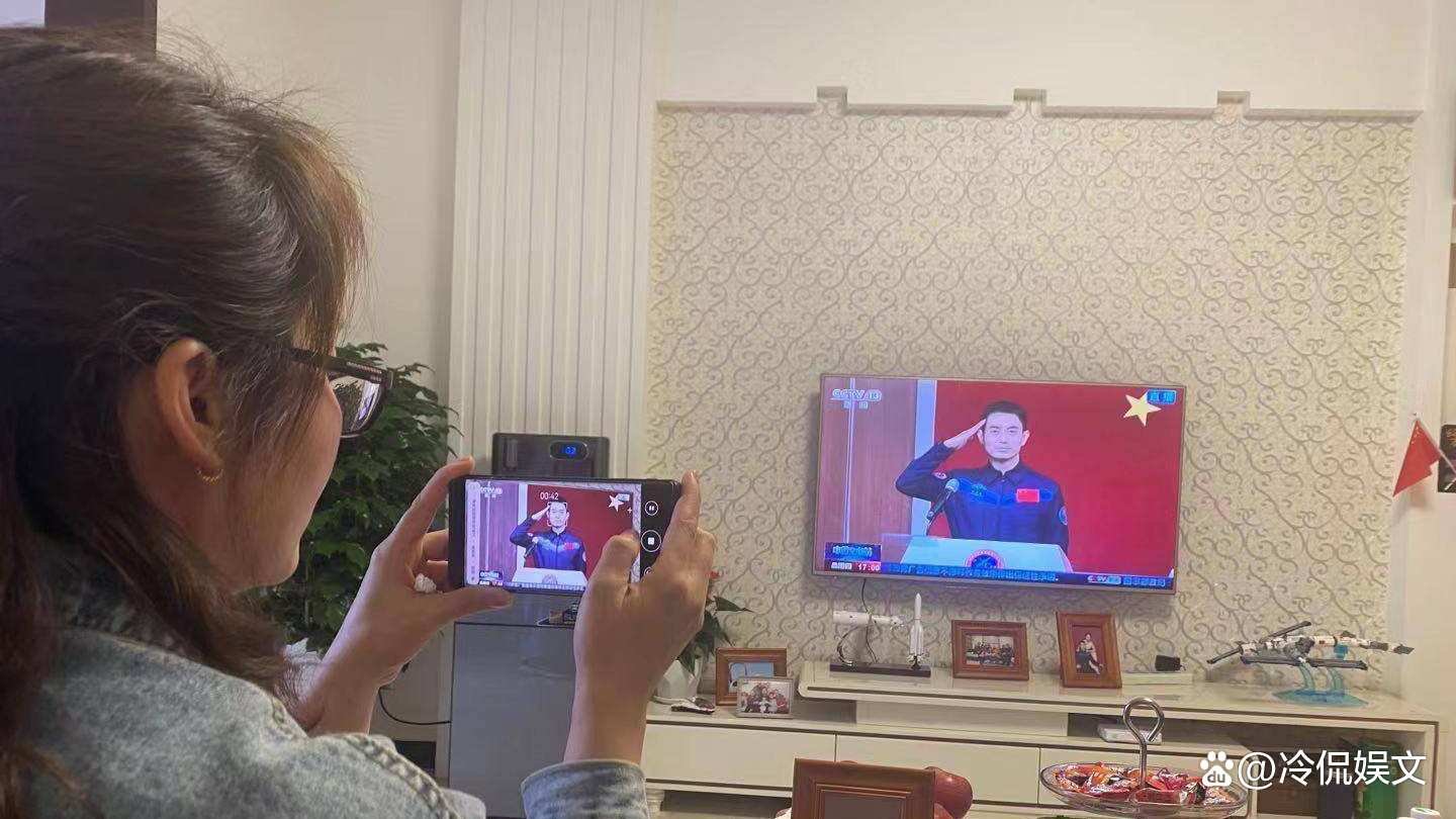 叶光富紧紧拥抱妻子,满眼眷恋,他们夫妻俩的感情有多甜蜜?
