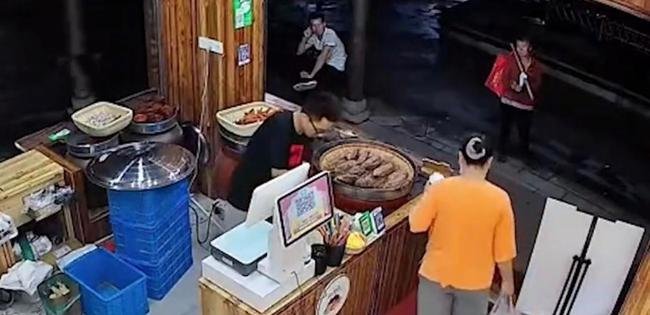 金华一店主见拾荒老人久盯烤红薯立马赠送,获赠后老人有何反应?