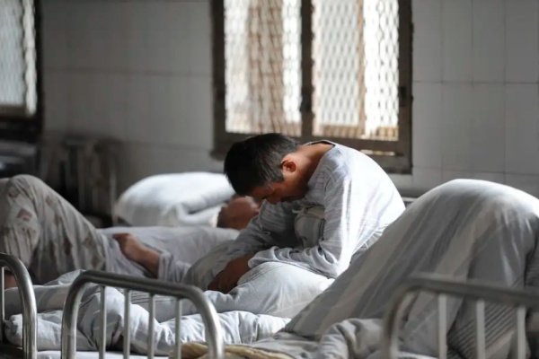 北京大兴机场通报旅客抛置物架为精神疾病患者，精神病就可以胡作为非了吗？