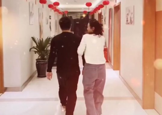 湖南女子偷带男友回家给妈妈惊喜，当时妈妈有何反应？