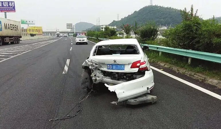 沪昆高速10560颗钉子洒在高速路上，给其他过往车辆造成了哪些影响？