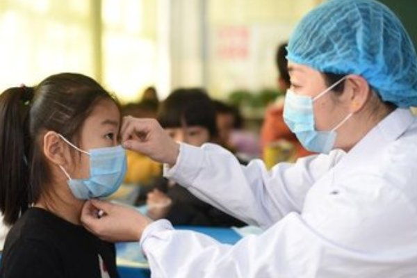 湖北一阳性人员有症状后未主动报备自行就诊，他的行为合法吗？