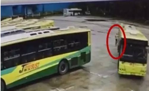 公交车倒车碾人瞬间一女子身亡?