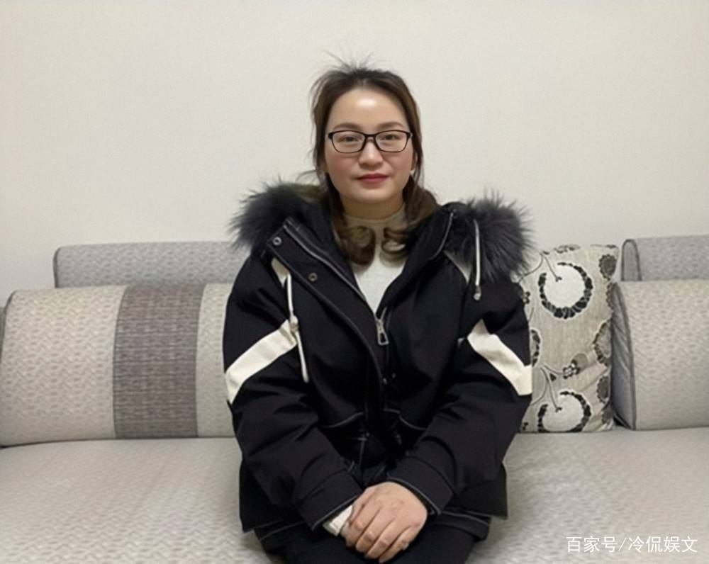 叶光富紧紧拥抱妻子,满眼眷恋,他们夫妻俩的感情有多甜蜜?