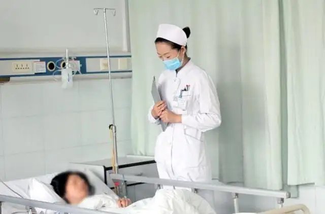 武汉一护士在工作中被患者踢伤毁容,患者拒不道歉,谁来关心护士的痛?