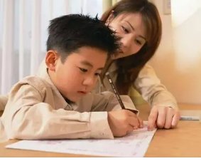 男子被儿子写的“象形文字”气得咆哮，教育孩子时，如何让自己不那么暴躁？
