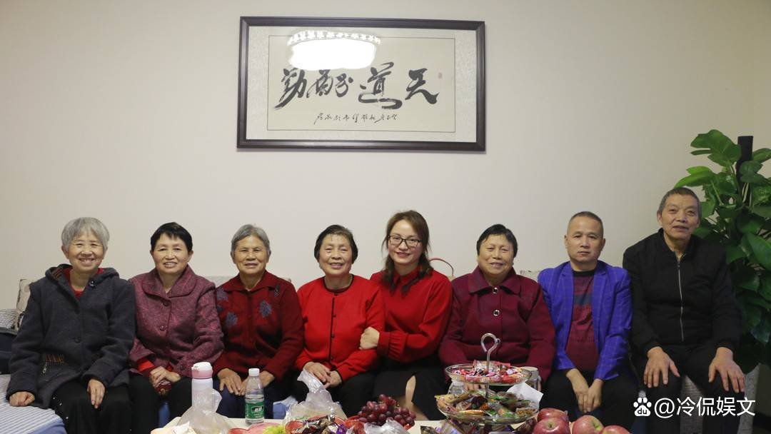 叶光富紧紧拥抱妻子,满眼眷恋,他们夫妻俩的感情有多甜蜜?