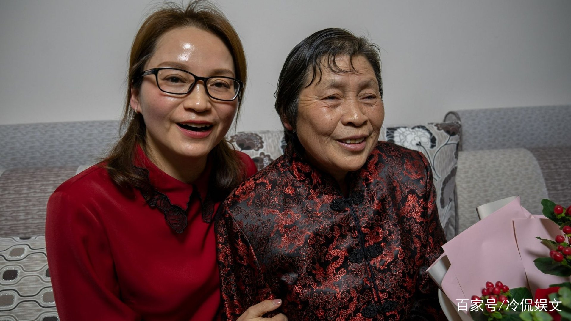 叶光富紧紧拥抱妻子,满眼眷恋,他们夫妻俩的感情有多甜蜜?