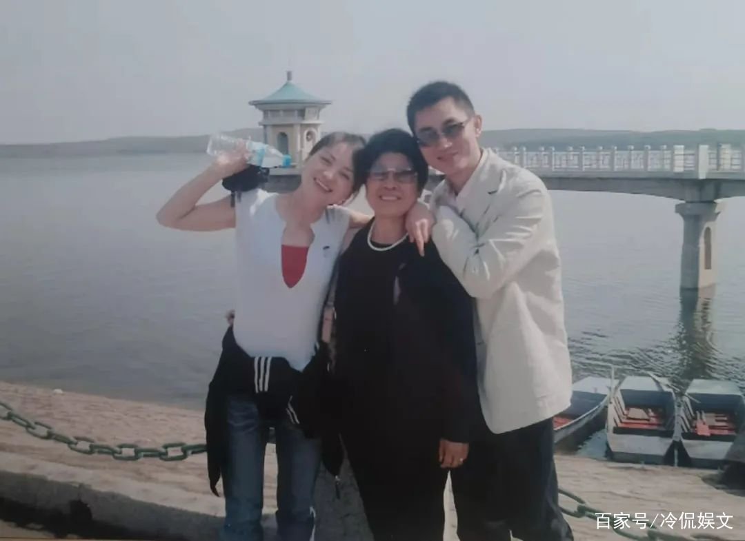 叶光富紧紧拥抱妻子,满眼眷恋,他们夫妻俩的感情有多甜蜜?