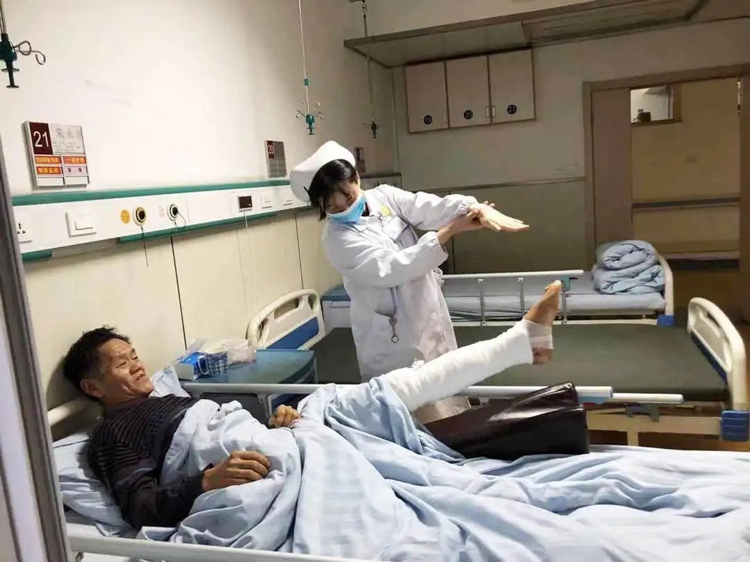武汉一护士在工作中被患者踢伤毁容,患者拒不道歉,谁来关心护士的痛?