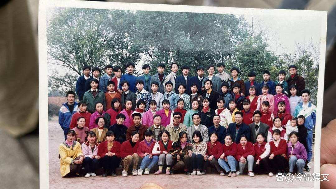 叶光富紧紧拥抱妻子,满眼眷恋,他们夫妻俩的感情有多甜蜜?