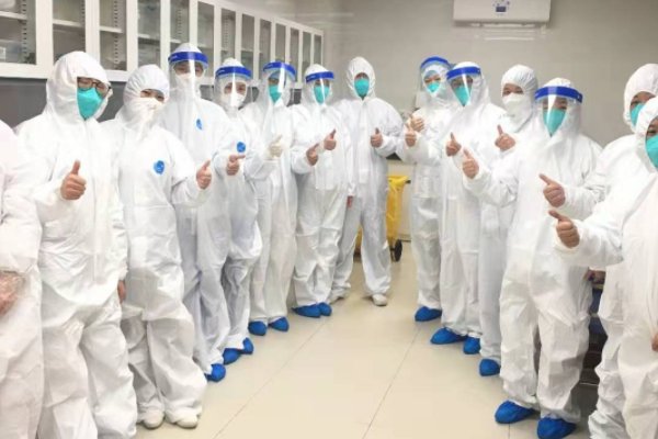 湖北一阳性人员有症状后未主动报备自行就诊,他的行为合法吗?