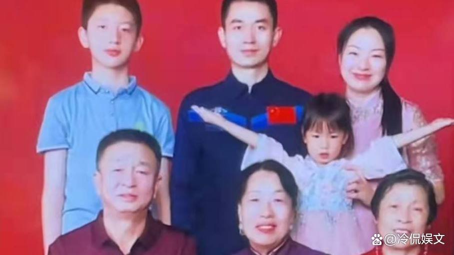叶光富紧紧拥抱妻子,满眼眷恋,他们夫妻俩的感情有多甜蜜?