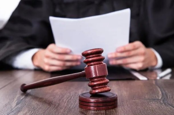 钓友违法钓鱼,逃跑摔伤索赔27万,法院是如何判决的呢?
