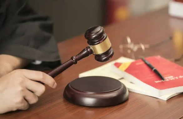钓友违法钓鱼,逃跑摔伤索赔27万,法院是如何判决的呢?
