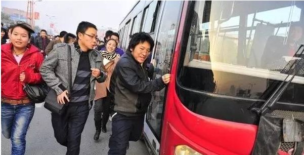 公交车倒车碾人瞬间一女子身亡？