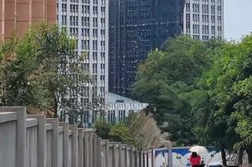 失火的大连地标留下黑色伤疤,你觉得因此受影响的住户向谁索赔呢?