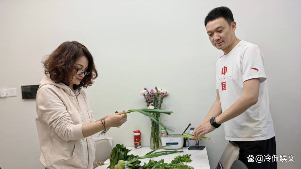 叶光富紧紧拥抱妻子,满眼眷恋,他们夫妻俩的感情有多甜蜜?