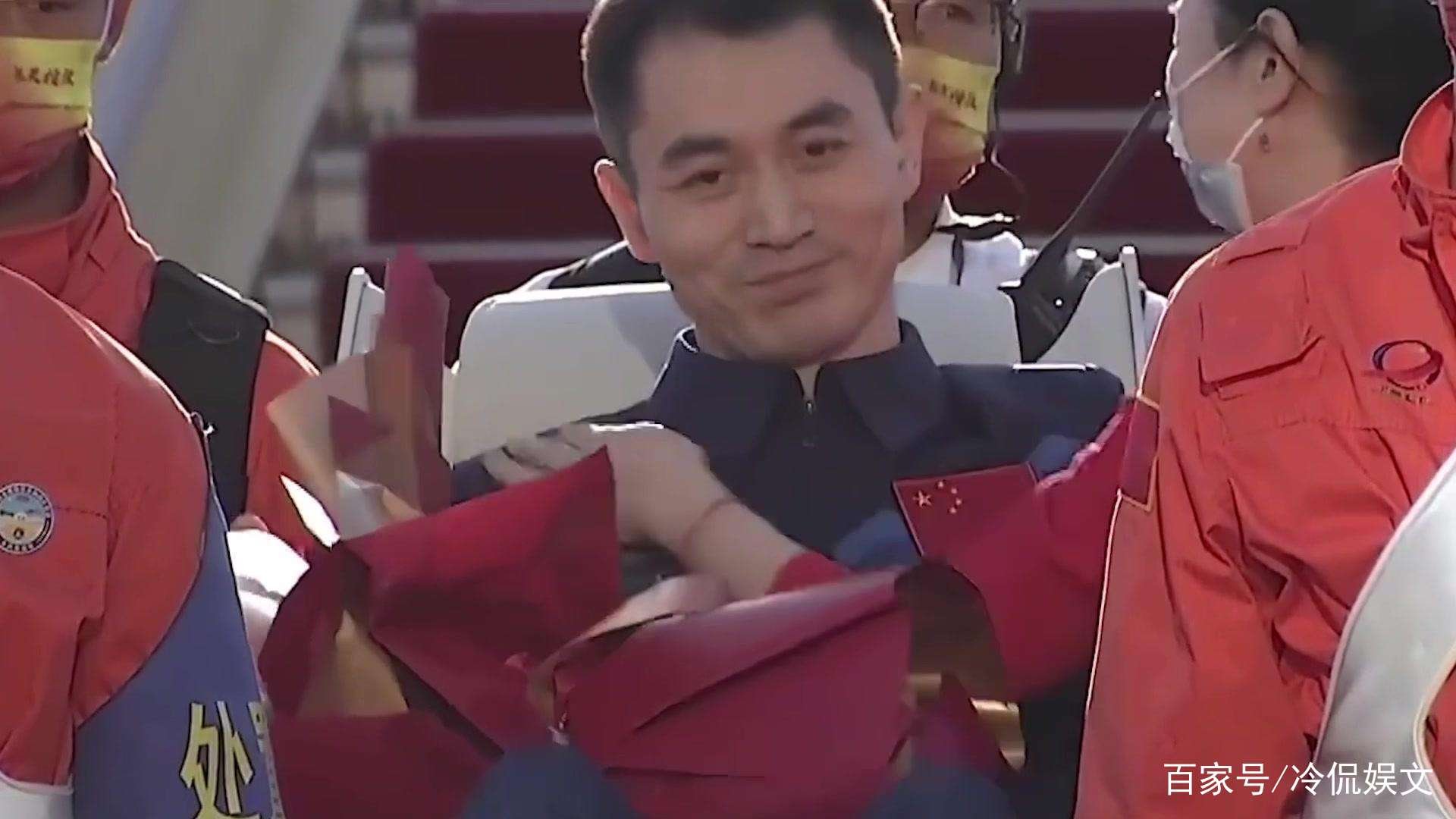 叶光富紧紧拥抱妻子,满眼眷恋,他们夫妻俩的感情有多甜蜜?