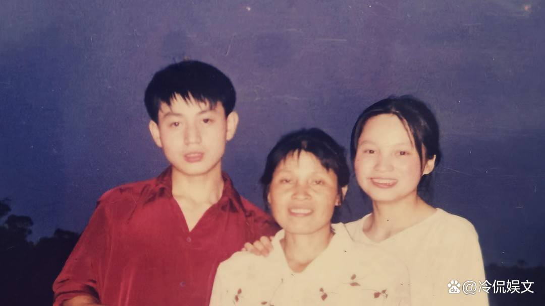 叶光富紧紧拥抱妻子,满眼眷恋,他们夫妻俩的感情有多甜蜜?