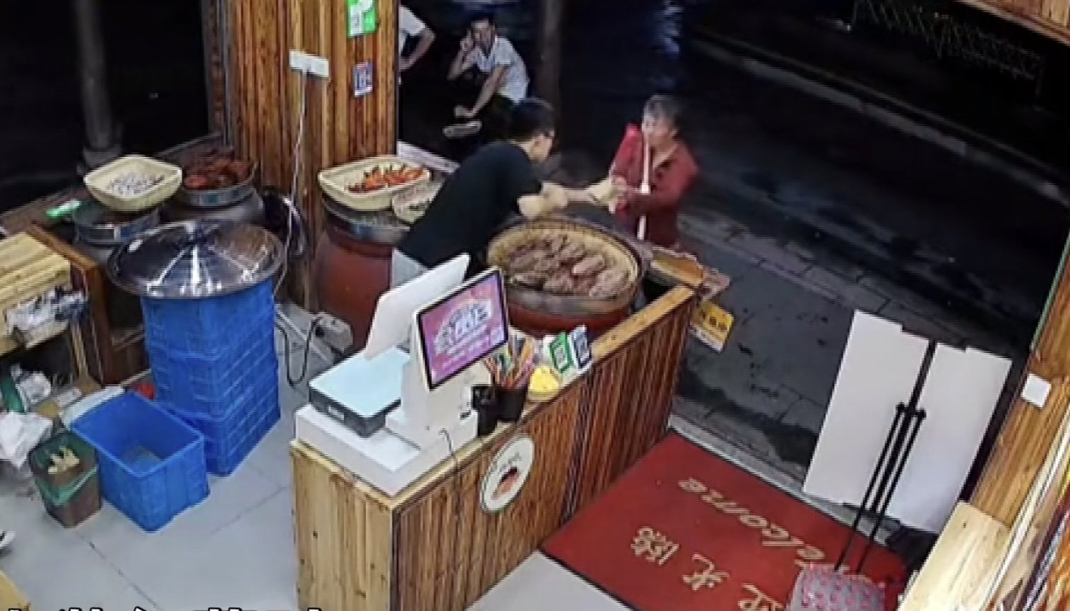 金华一店主见拾荒老人久盯烤红薯立马赠送,获赠后老人有何反应?