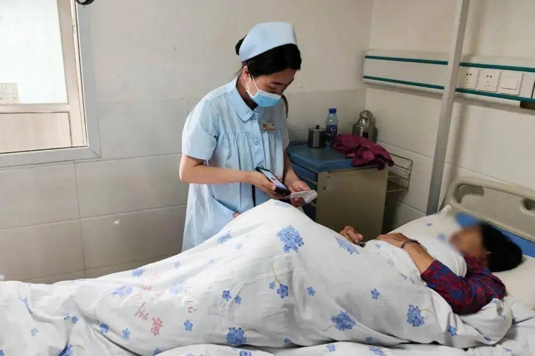 武汉一护士在工作中被患者踢伤毁容,患者拒不道歉,谁来关心护士的痛?