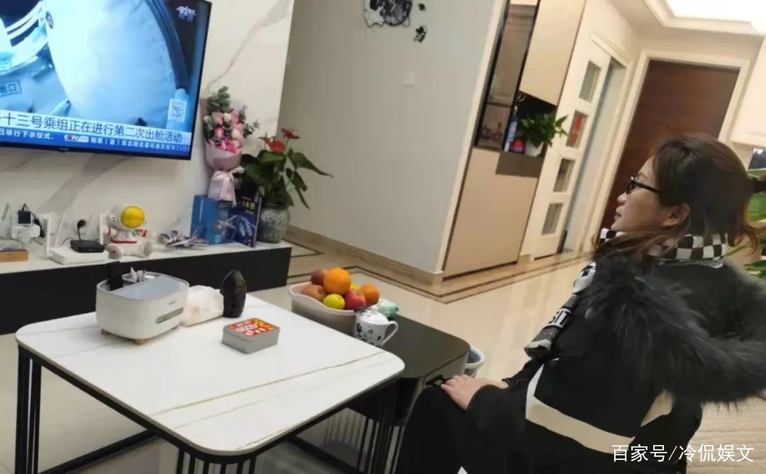 叶光富紧紧拥抱妻子,满眼眷恋,他们夫妻俩的感情有多甜蜜?