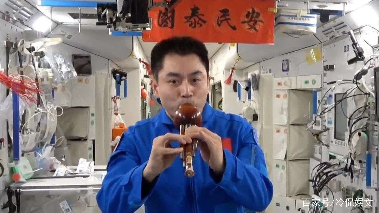 叶光富紧紧拥抱妻子,满眼眷恋,他们夫妻俩的感情有多甜蜜?