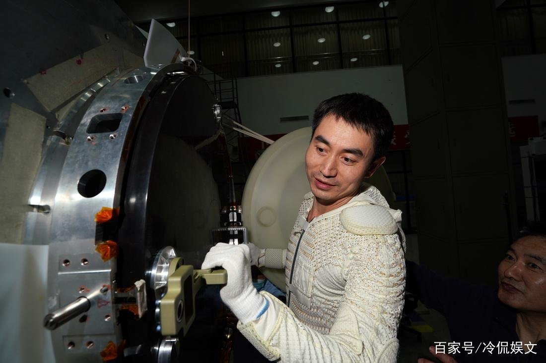 叶光富紧紧拥抱妻子,满眼眷恋,他们夫妻俩的感情有多甜蜜?