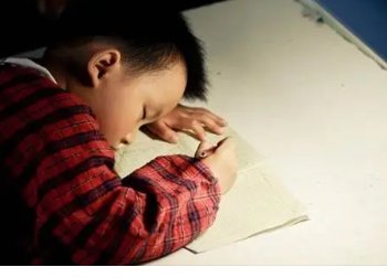 男子被儿子写的“象形文字”气得咆哮,教育孩子时,如何让自己不那么暴躁?