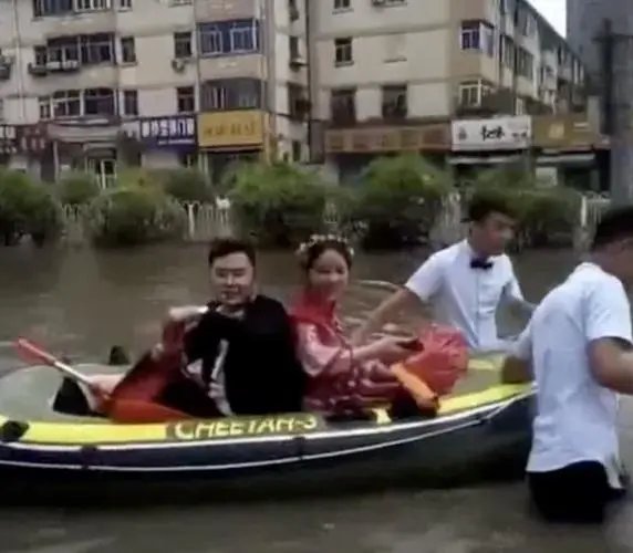 河南一新郎乘皮划艇接新娘，为何会有这么独特的接亲方式？