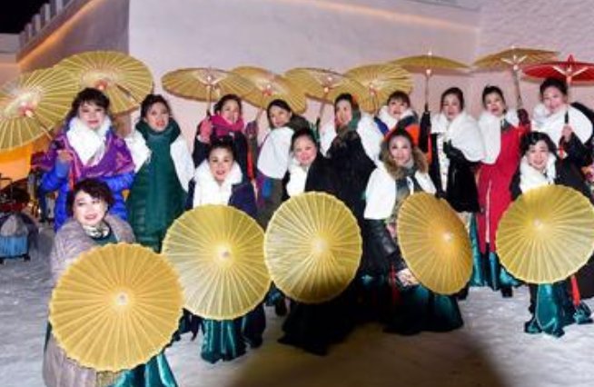 大雪天台下空无一人剧团照常演出,对此你有何评价?
