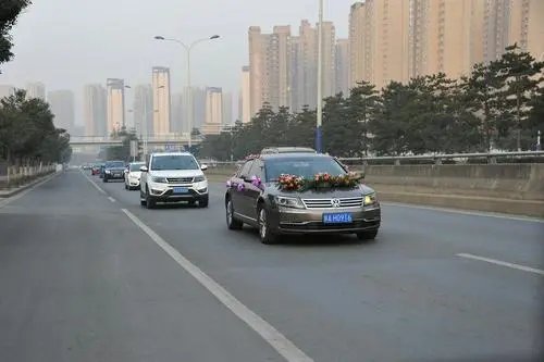 辽宁一婚礼摄像坐后备箱意外坠车,当场昏迷脑后出血严重,目前情况如何?
