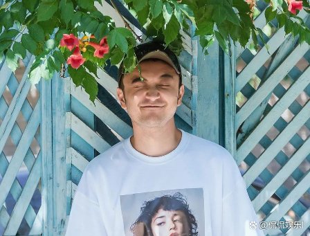 央视主持人尼格买提被妻子取关微博,双方7年无互动,曾传婚变,怎么回事?