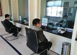银保监会回应河南等地个别村镇银行取款难一事,这一现象该如何解决?
