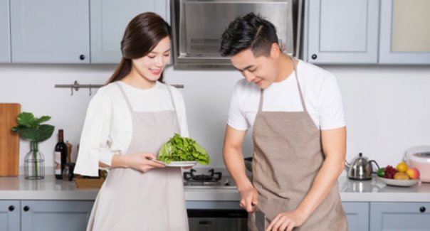 男子学做菜，老婆急得咬牙切齿！老婆为何会有这样的情绪？