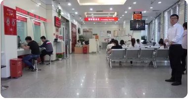 银保监会回应河南等地个别村镇银行取款难一事,这一现象该如何解决?